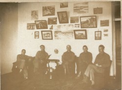 Фотография. Художественный кружок больных в Ставропольской психиатрической больнице. 1930-е гг. Из фотоальбома главного врача А.Я. Доршта 1939 г.